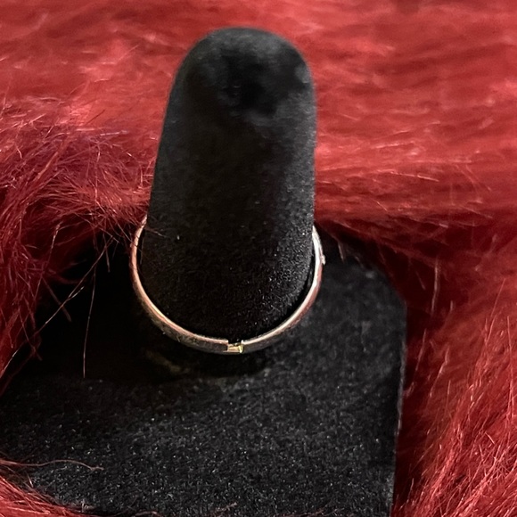 Faux White Pearl Ring. In Silver Metal setting.New Without Tags - Picture 3 of 3